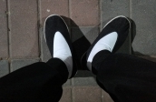 夜幕下的圆口鞋
