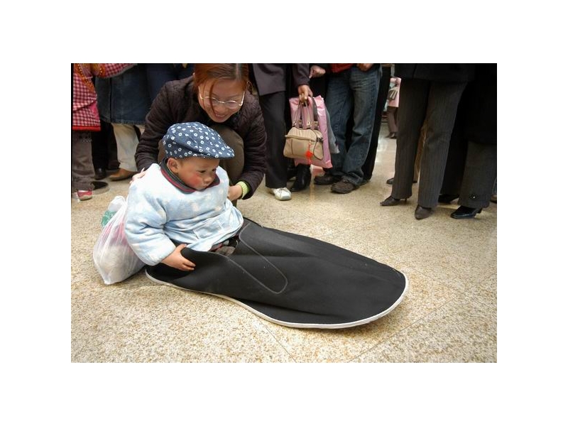 180码的超大布鞋 可以装下一个小孩[组图]
