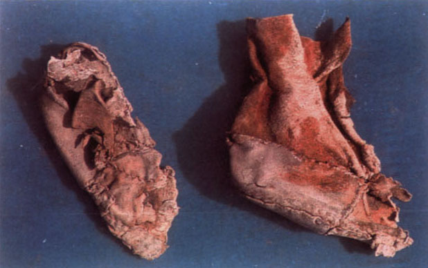 新疆哈密出土的牛皮靴（约3500年）