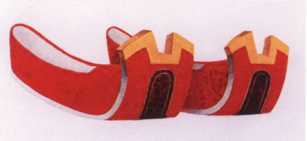 赤舄，是与商周复底的靴子，帝王穿着